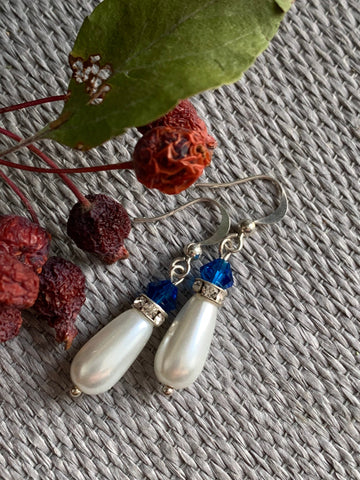 Boucles d’oreilles perle blanche chic et billes de verre bleue sur crochet alliage de métaux argent Comme un ange