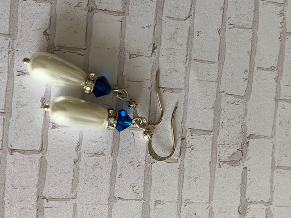 Boucles d’oreilles perle blanche chic et billes de verre bleue sur crochet alliage de métaux argent Comme un ange