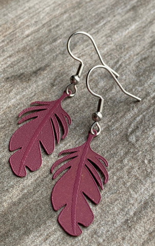 Boucles d’oreilles breloque plume rose fuchsia sur crochet alliage de métaux argent Comme un ange