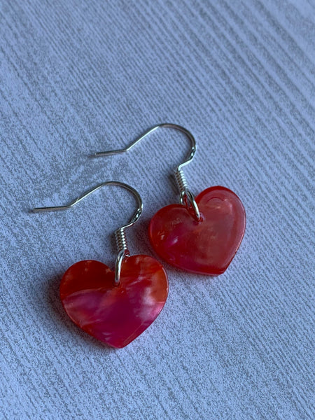 Boucles d’oreilles breloque coeur en résine rouge Comme un ange