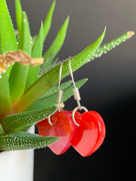 Boucles d’oreilles breloque coeur en résine rouge Comme un ange