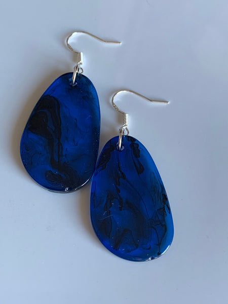 Boucles d’oreilles breloque de résine bleue sur crochet alliage de métaux argent Comme un ange