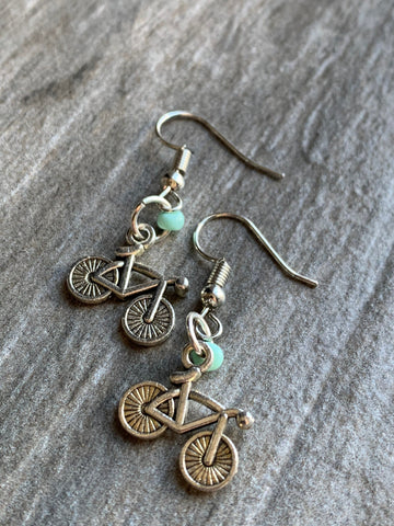 Boucles d’oreilles breloque vélo bicyclette argent et billes de résine turquoise Comme un ange