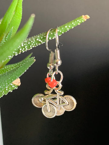 Boucles d’oreilles breloque vélo bicyclette argent sur crochet alliage de métaux argent et billes de résine corail Comme un ange