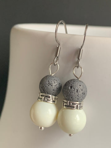 Boucles d’oreilles billes blanche et pierre de lave grise bijoux diffuseur aromathérapie crochet en stainless Comme un ange