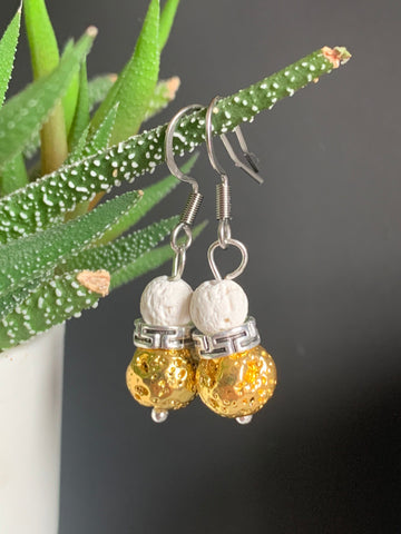 Boucles d’oreilles pierre de lave blanche et pierre lave ton or  sur crochet stainless bijoux diffuseur Comme un ange