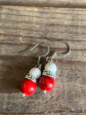 Boucles d’oreilles breloque pierre de lave blanche et bille  rouge Comme un ange