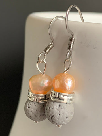 Boucles d’oreilles billes de pierre de lave grises et perle orange bijoux diffuseur aromathérapie sur crochet stainless argent Comme un ange