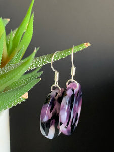 Boucles d’oreilles breloque de résine mauve et transparente sur crochet alliage de métaux argent Comme un ange