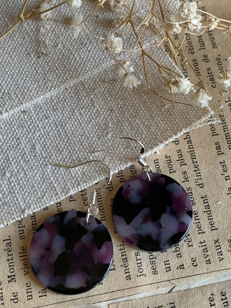 Boucles d’oreilles breloque de résine mauve et transparente sur crochet alliage de métaux argent Comme un ange