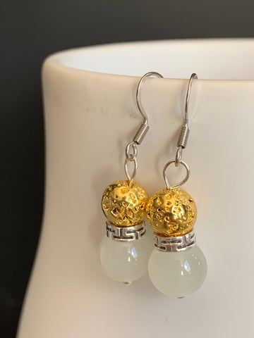 Boucles d’oreilles perle blanche et pierre de lave grise bijoux diffuseur aromathérapie chic Comme un ange