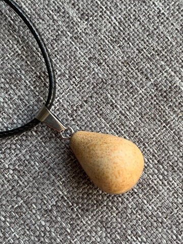 Collier corde de cuir noire et pierre jaune Comme un ange