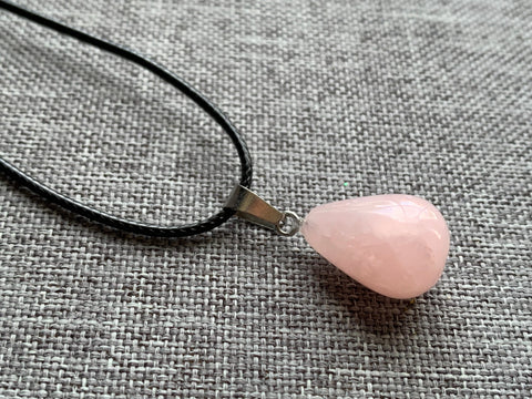 Collier pierre de quartz rose sur corde de cuir noire Comme un ange