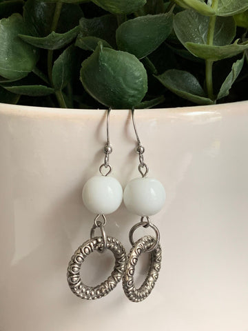 Boucles oreilles cercle et billes blanches Comme un ange