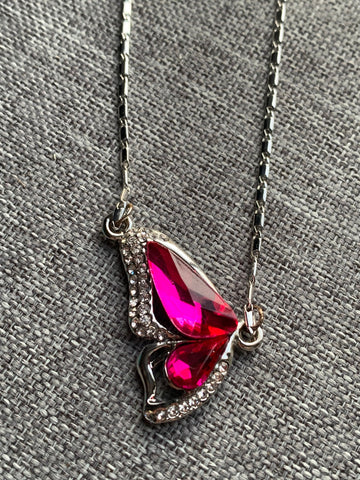 Collier alliage de métaux argent et pierre rose breloque aile de papillon rose Comme un ange