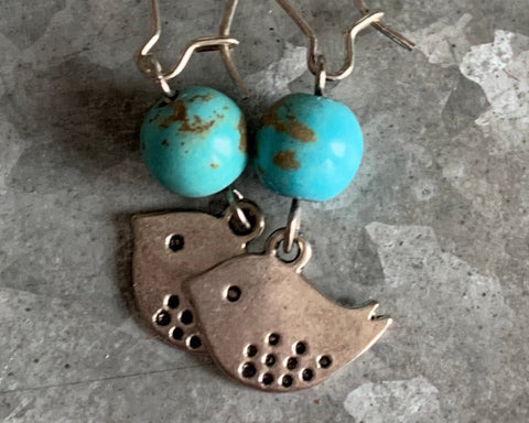 Boucles d’oreilles breloque oiseau et bille de résine turquoise Comme un ange