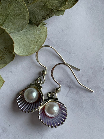 Boucles d’oreilles coquillage mauve perle blanche Comme un ange