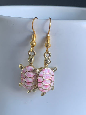 Boucles d’oreilles breloque tortue rose sur crochet alliage de métaux or Comme un ange