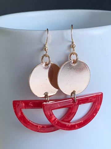 Boucles d’oreilles breloque médaillon or et breloque de résine rouge Comme un ange