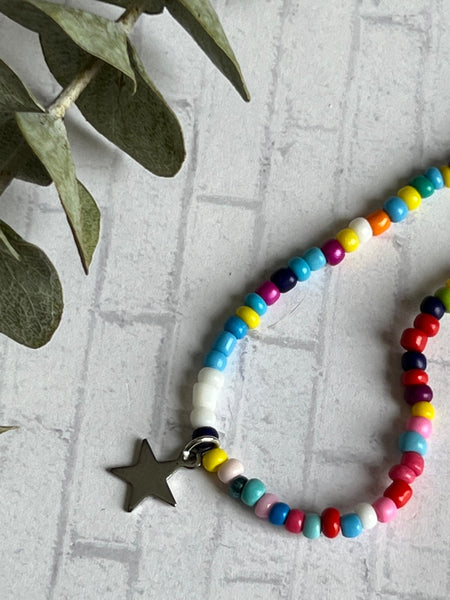 Collier de petites billes multicolores breloque étoile Comme un ange