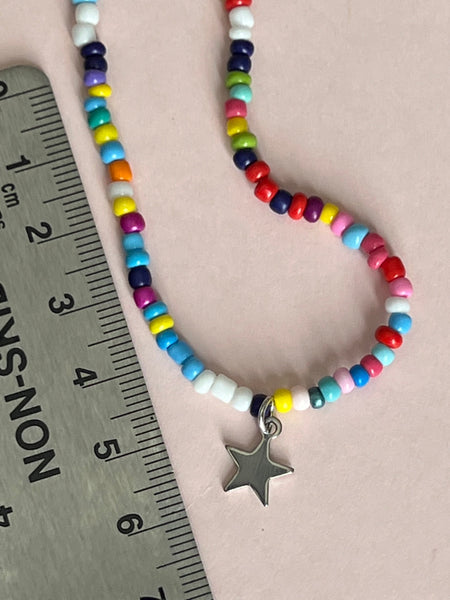 Collier de petites billes multicolores breloque étoile Comme un ange