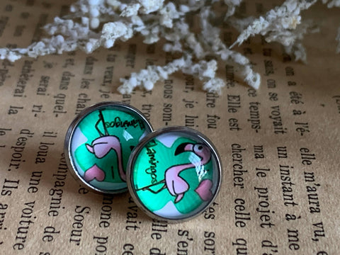 Bijoux flamant rose boucles d’oreille cabochon animal flamant rose fond vert flamingo stud earrings Comme un ange