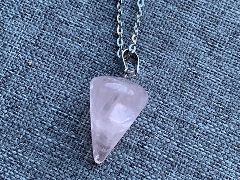 Collier pierre de quartz rose sur chaîne alliage de métaux argent Comme un ange