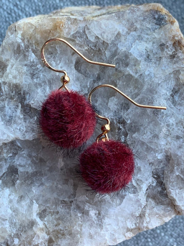 Boucles d’oreilles breloque boule de fourrure rouge sur crochet alliage de métaux or Comme un ange