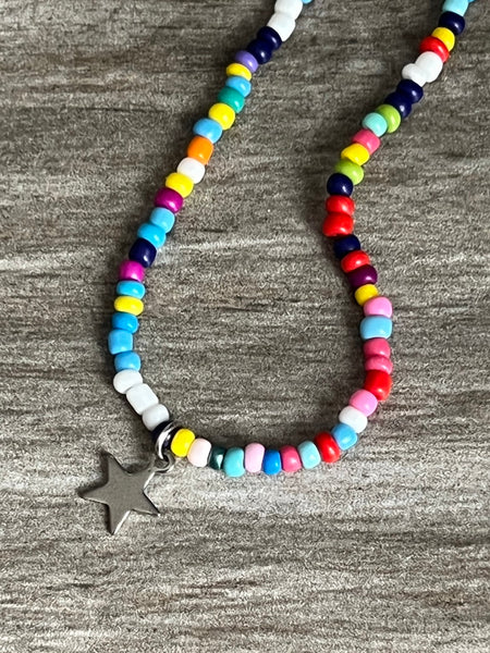 Collier de petites billes multicolores breloque étoile Comme un ange