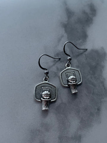 Boucles d’oreilles breloque panier de basket ball argent Comme un ange