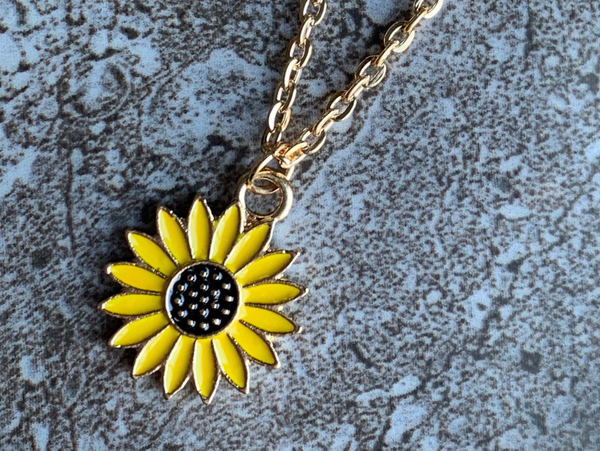 Collier breloque fleur tournesol jaune sur chaîne alliage de métaux or Comme un ange