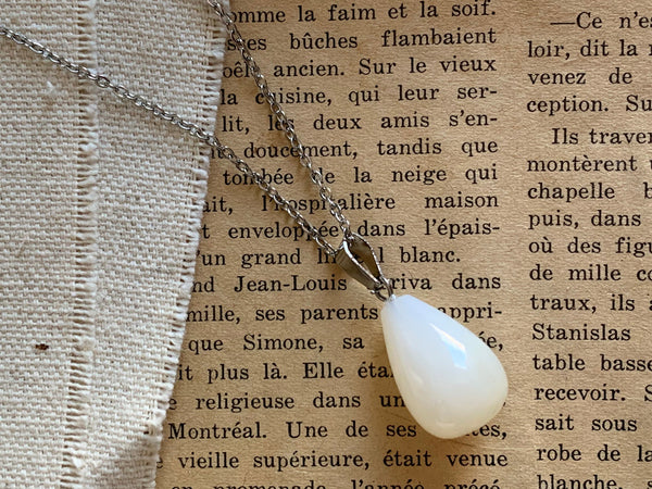 Collier pierre blanche sur chaîne Comme un ange