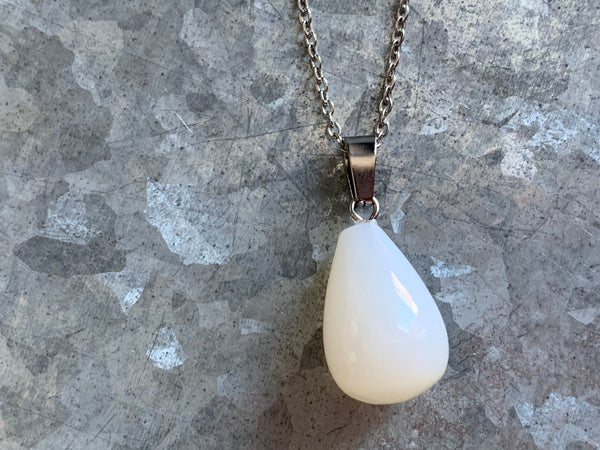 Collier pierre blanche sur chaîne Comme un ange