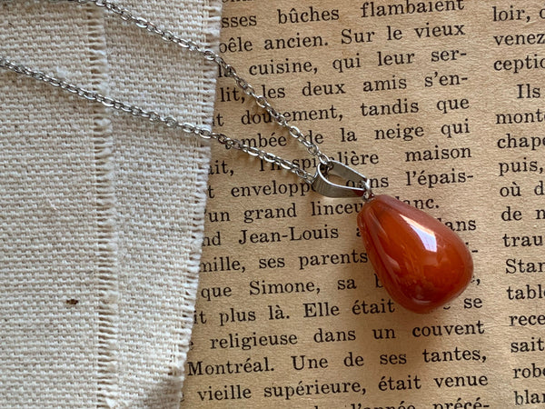 Collier pierre rouge sur chaîne Comme un ange