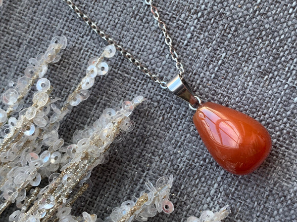 Collier pierre rouge sur chaîne Comme un ange