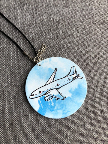 Collier breloque garçon ronde bois modèle avion Comme un ange