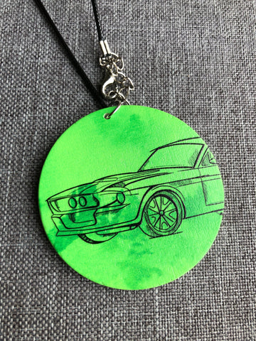 Collier breloque garçon rond bois modèle automobile verte auto noir sur fond vert Comme un ange