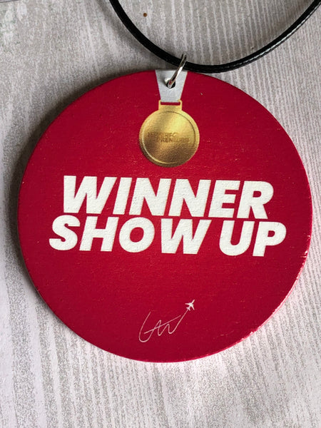 Collier breloque garçon rond bois rouge winner show up Comme un ange