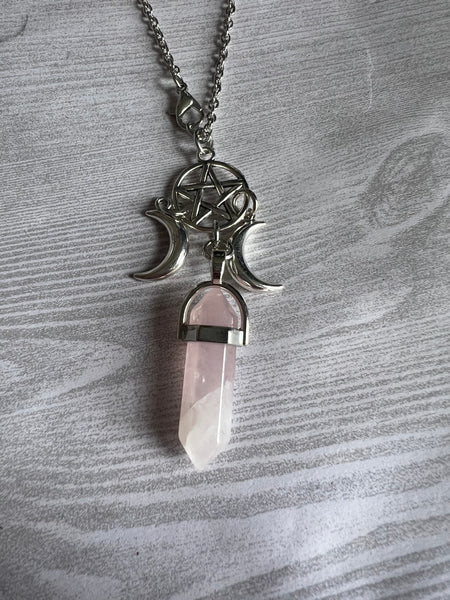 Collier pendule pierre de quartz rose  sur chaîne alliage de métaux argent étoile de sorcellerie et croissant de lune pendule divinatoire Comme un ange