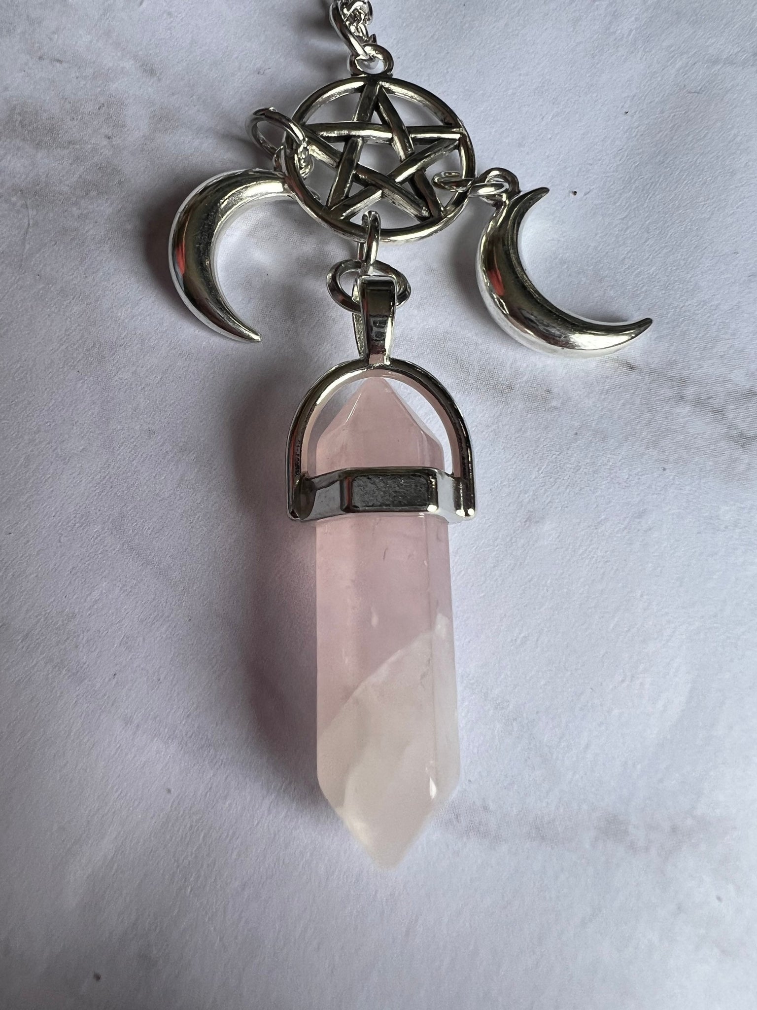 Collier pendule pierre de quartz rose  sur chaîne alliage de métaux argent étoile de sorcellerie et croissant de lune pendule divinatoire Comme un ange
