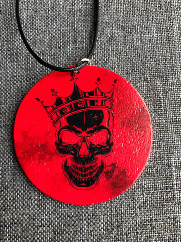 Collier breloque garçon rond bois modèle skull tête de mort tête de squatte noir sur fond rouge Comme un ange