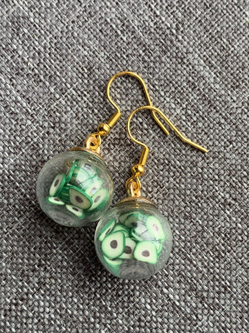 Boucles d’oreilles breloque boule de verre avocat sur crochet alliage de métaux or Comme un ange