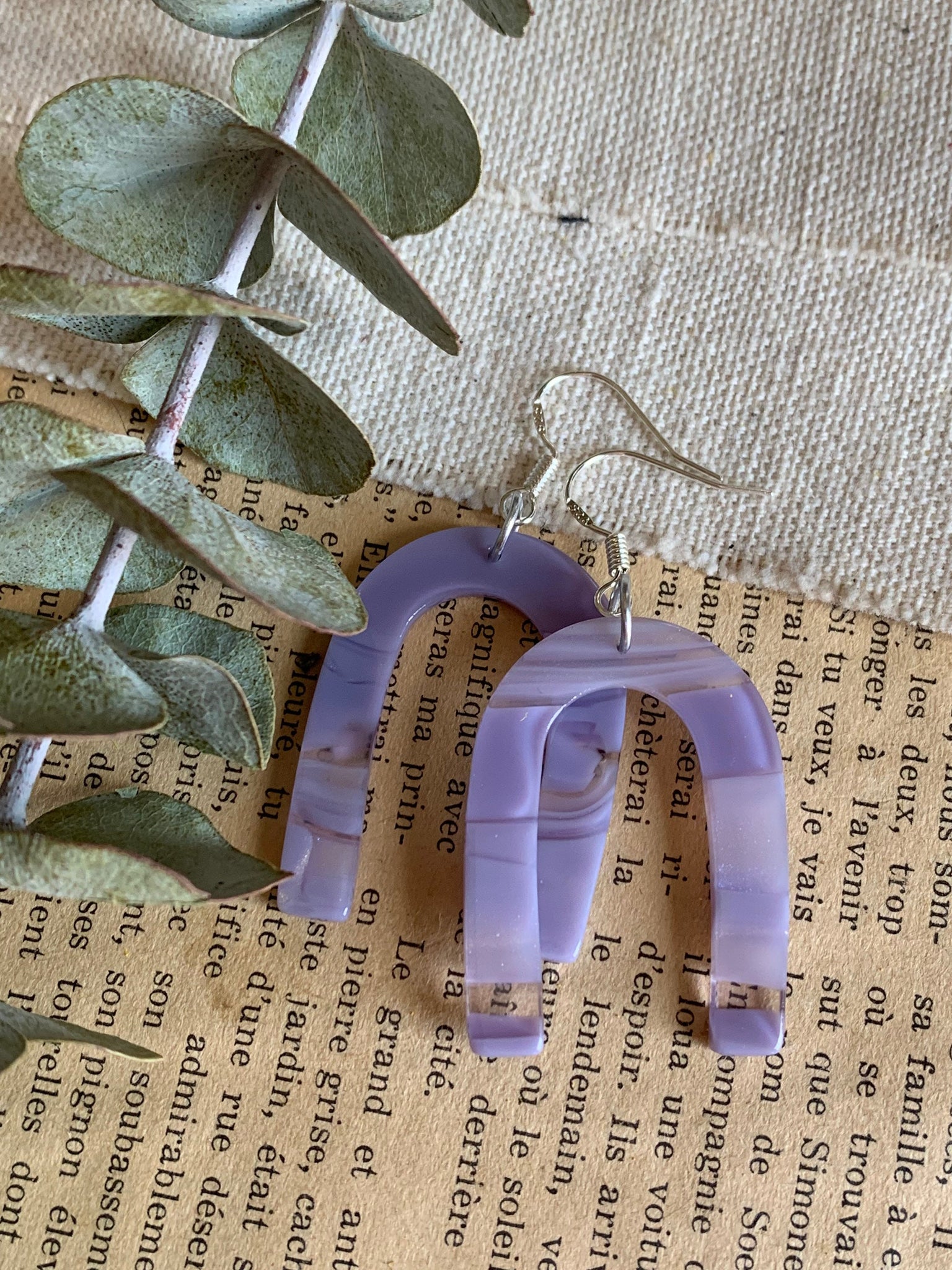 Boucles d’oreilles breloque en u mauve sur crochet alliage de métaux argent Comme un ange