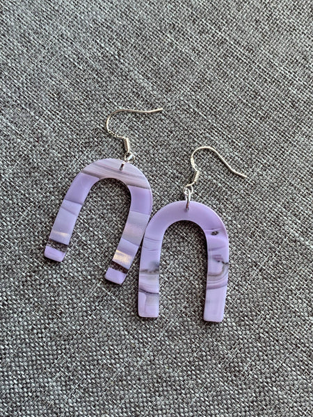 Boucles d’oreilles breloque en u mauve sur crochet alliage de métaux argent Comme un ange