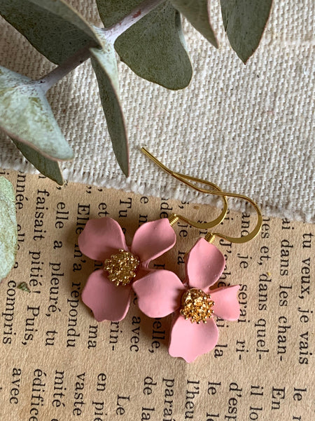 Boucles d’oreilles breloque fleur rose et or crochet stainless Comme un ange