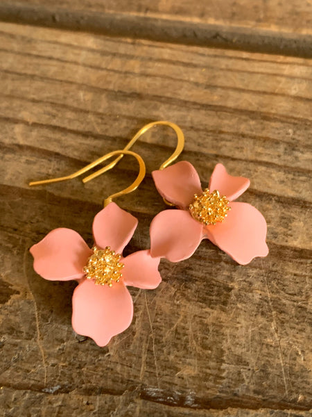 Boucles d’oreilles breloque fleur rose et or crochet stainless Comme un ange