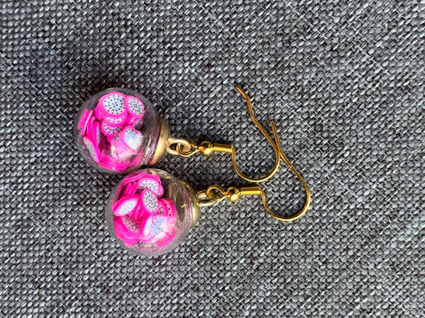 Boucles d’oreilles breloque fruit du dragon boule de verre sur crochet alliage de métaux or Comme un ange