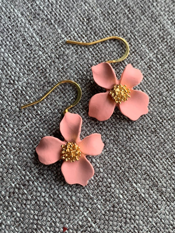 Boucles d’oreilles breloque fleur rose et or crochet stainless Comme un ange