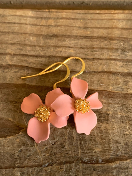 Boucles d’oreilles breloque fleur rose et or crochet stainless Comme un ange