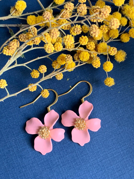 Boucles d’oreilles breloque fleur rose et or crochet stainless Comme un ange